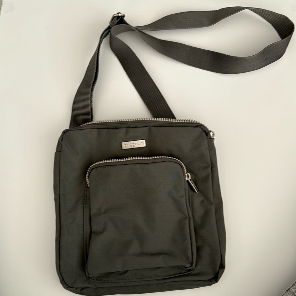 Baggallini gray purse with yellow inside